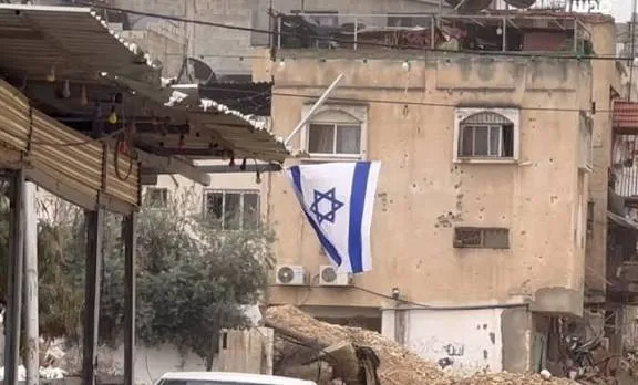 الاحتلال يرفع أعلامه على مبانٍ ومحال تجارية في مخيم طولكرم ومحيطه